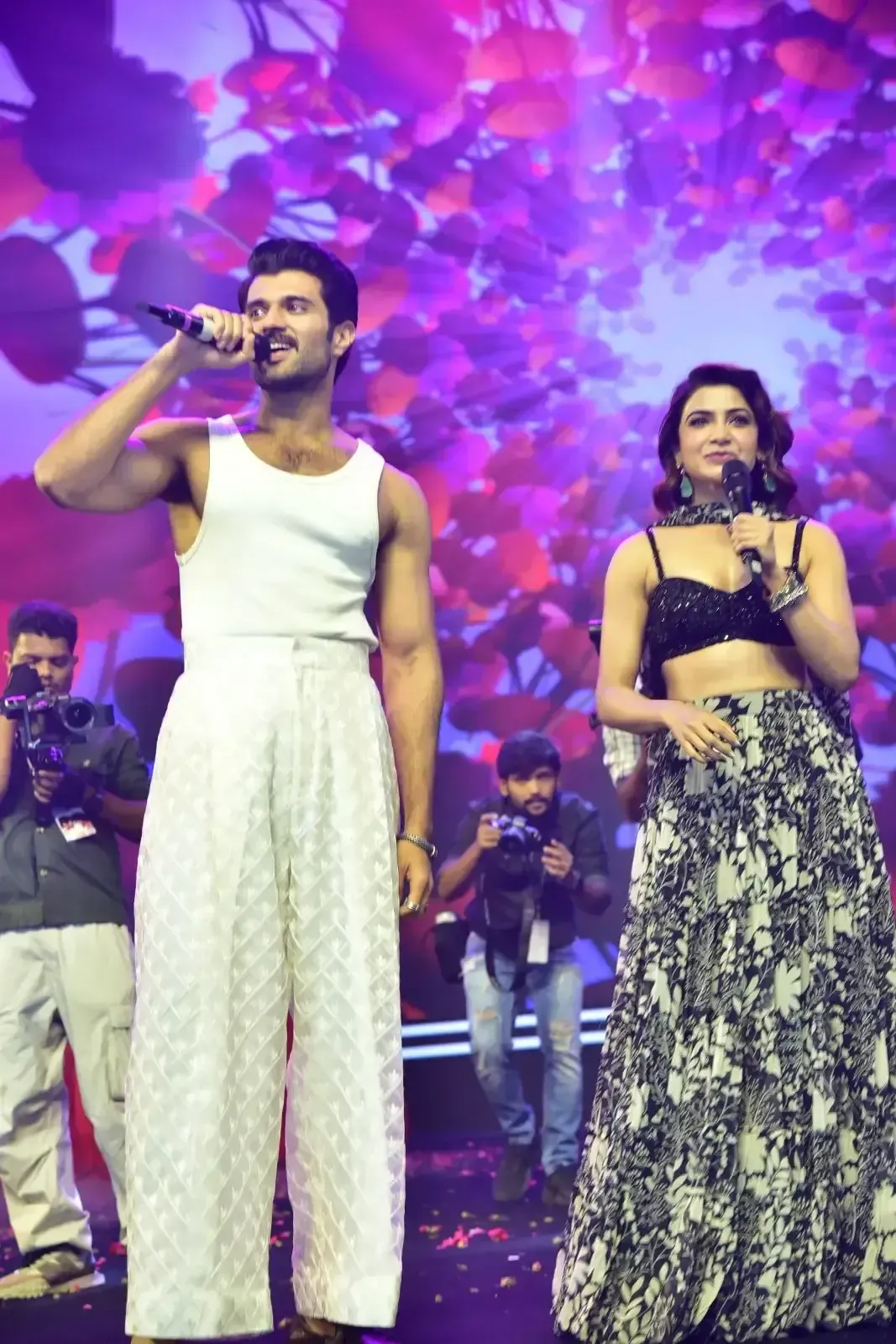 VIJAY DEVARAKONDA SAMANTHA IN KUSHI MUSICAL CONCERT 11